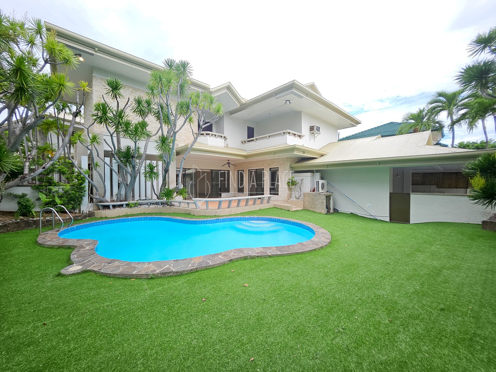 FOR RENT AYALA ALABANG VILLAGE 3 Bedrooms 

Code: ALHAL24
Property: Ayala Alabang
Type: House & Lot
Lot Area: 586 sqm
Floor Area: 420 sqm
Description: 

❇️  Newly Renovated
❇️  3 Bedroom with T&B
❇️  1 Den with T&B 
❇️  Appliances & Split Type Aircon Included
❇️  Solar Water Heater
❇️  Maid’s Room with T&B
❇️  Driver’s Room with T&B
❇️  Swimming Pool
❇️  Garden
❇️  3 Car garage

Lease Rate: 165,000 / month exclusive of Association Dues